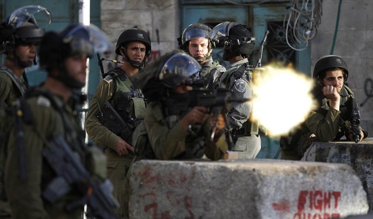 قوات الاحتلال تطلق النار على المدنيين الفلسطينيين